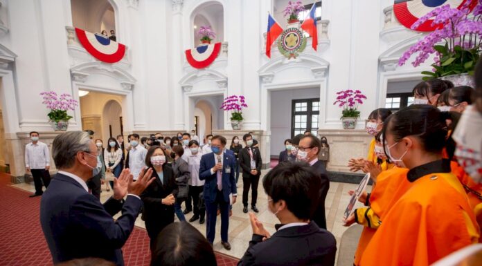 橘高校參訪府 總統成神秘嘉賓送上台灣造型頸枕