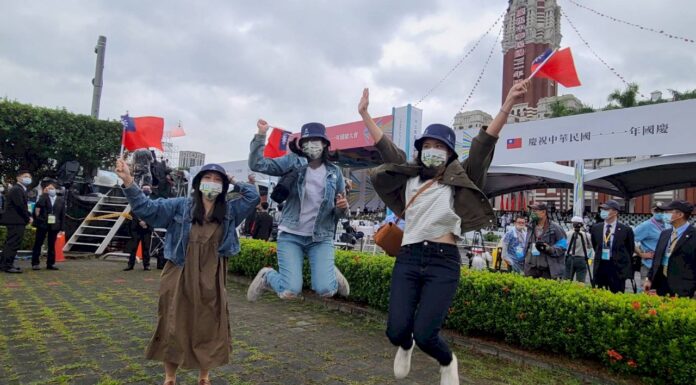 民眾喜祝國家生日快樂 最哈「橘色惡魔」演出