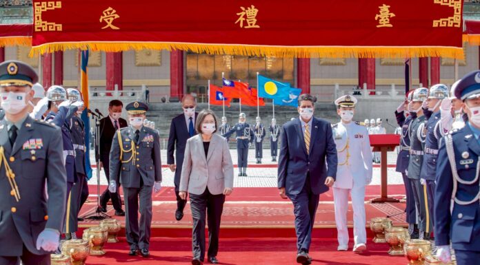 軍の栄誉礼を受け パラオ大統領:台湾を固く支持