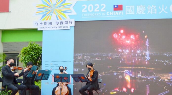 Feurwerk am Nationalfeiertag im Landkreis Chiayi