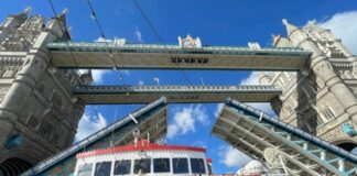 Hoa kiều ở Anh quốc tổ chức Quốc khánh trên sông Thames, cầu tháp Luân Đôn mở ra vì Đài Loan