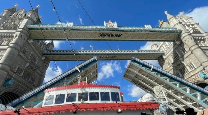 Hoa kiều ở Anh quốc tổ chức Quốc khánh trên sông Thames, cầu tháp Luân Đôn mở ra vì Đài Loan