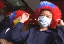 Una abuelita regala 500 pelucas con los colores de la bandera nacional