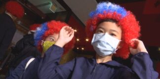 Una abuelita regala 500 pelucas con los colores de la bandera nacional