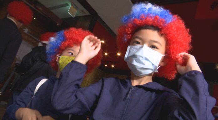 Una abuelita regala 500 pelucas con los colores de la bandera nacional
