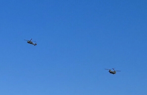 國慶半兵力預演 直升機懸巨幅國旗通過總統府上空