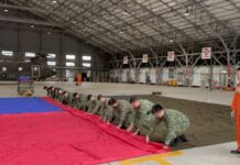 Übung für Überflug mit großer Nationalflagge am Nationalfeiertag Die große Nationalflagge wird sorgfältig aufgerollt (Foto: RTI)