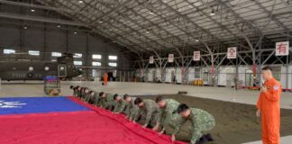 Übung für Überflug mit großer Nationalflagge am Nationalfeiertag Die große Nationalflagge wird sorgfältig aufgerollt (Foto: RTI)