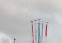 (Double Ten) Jelang Double Ten, Helikopter Militer Bawa Bendera ROC Melintasi Istana Kepresidenan