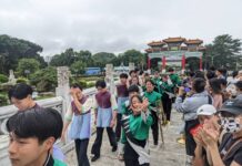 エメラルドナイツが円山大飯店でフラッシュモブ、観衆が熱心に写真撮影