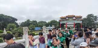 エメラルドナイツが円山大飯店でフラッシュモブ、観衆が熱心に写真撮影