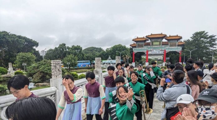 エメラルドナイツが円山大飯店でフラッシュモブ、観衆が熱心に写真撮影