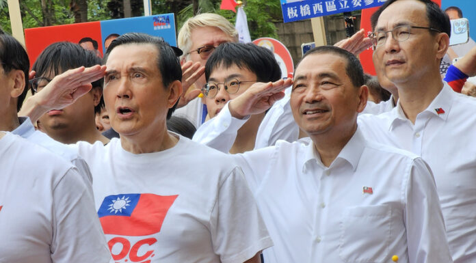 侯以市民身分出席新北升旗典禮 綠批荒謬