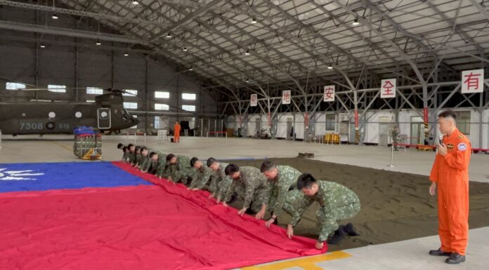 國慶整備 國軍直升機將吊掛巨幅國旗飛越總統府
