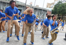 棕熊行進樂隊造訪台藝大 與學生熱情互動