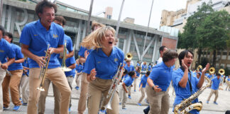 棕熊行進樂隊造訪台藝大 與學生熱情互動