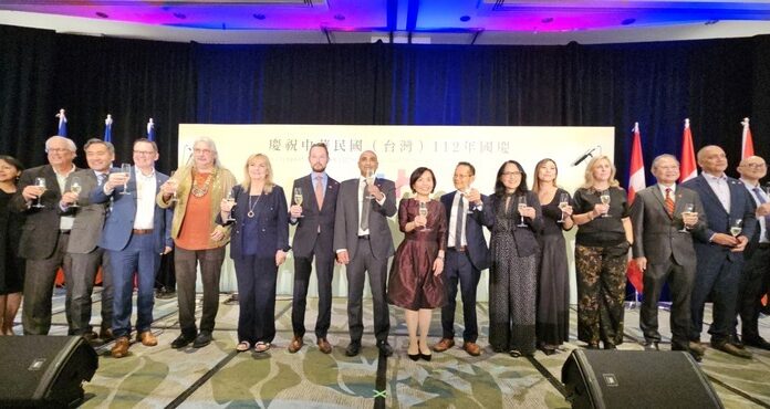 溫哥華祝賀國慶 馬修連恩深情唱出台灣情懷