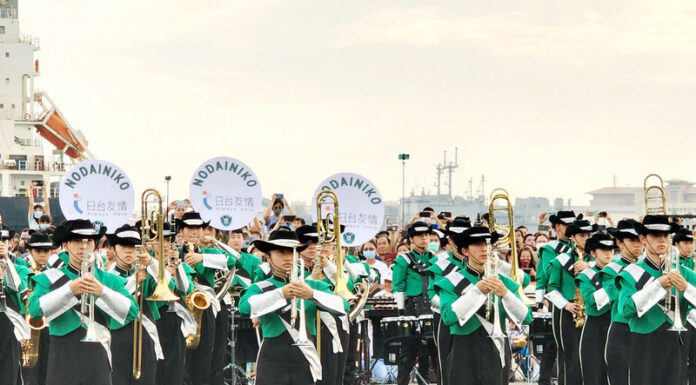 翡翠騎士高雄首場演出 吸引上萬民眾湧入港灣爭睹