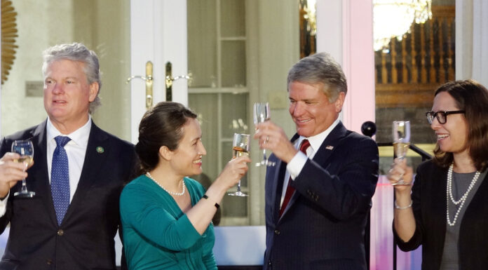 首度出席美處國慶酒會 美眾院外委主席高喊愛台