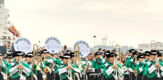 “Hiệp sĩ Ngọc Bích” diễn tấu tại Cao Hùng, thu hút hơn nghìn người ra bến cảng xem biểu diễn