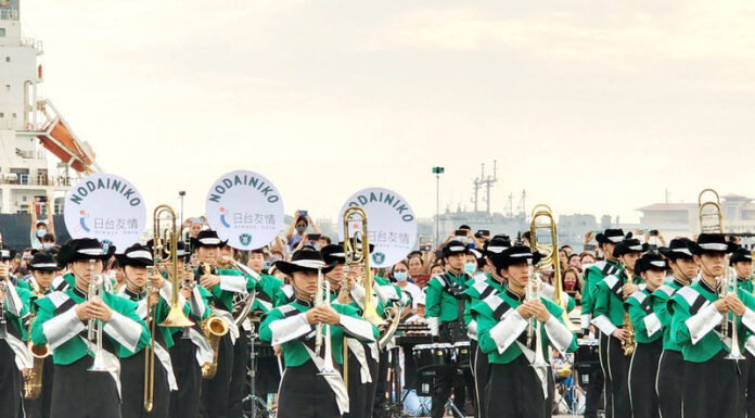 “Hiệp sĩ Ngọc Bích” diễn tấu tại Cao Hùng, thu hút hơn nghìn người ra bến cảng xem biểu diễn