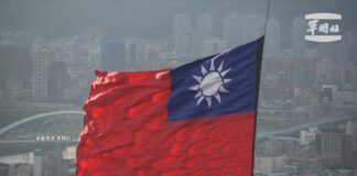 Máy bay trực thăng vận tải CH-47SD với lá quốc kỳ khổng lồ xuất hiện trên bầu trời trong ngày Lễ Song Thập