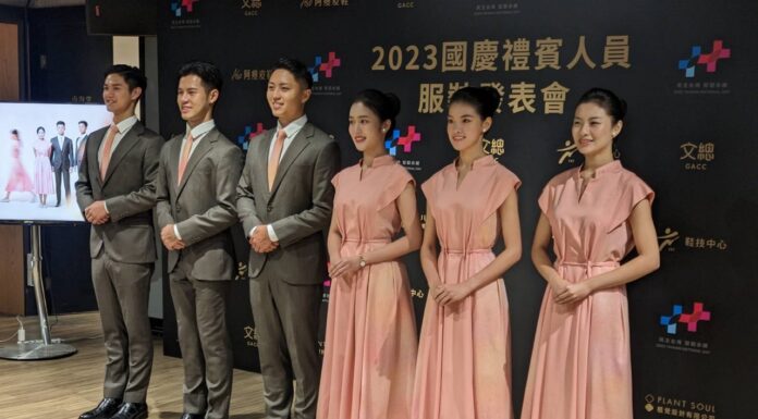 Ra mắt trang phục lễ tân tại Đại lễ chào mừng Quốc Khánh